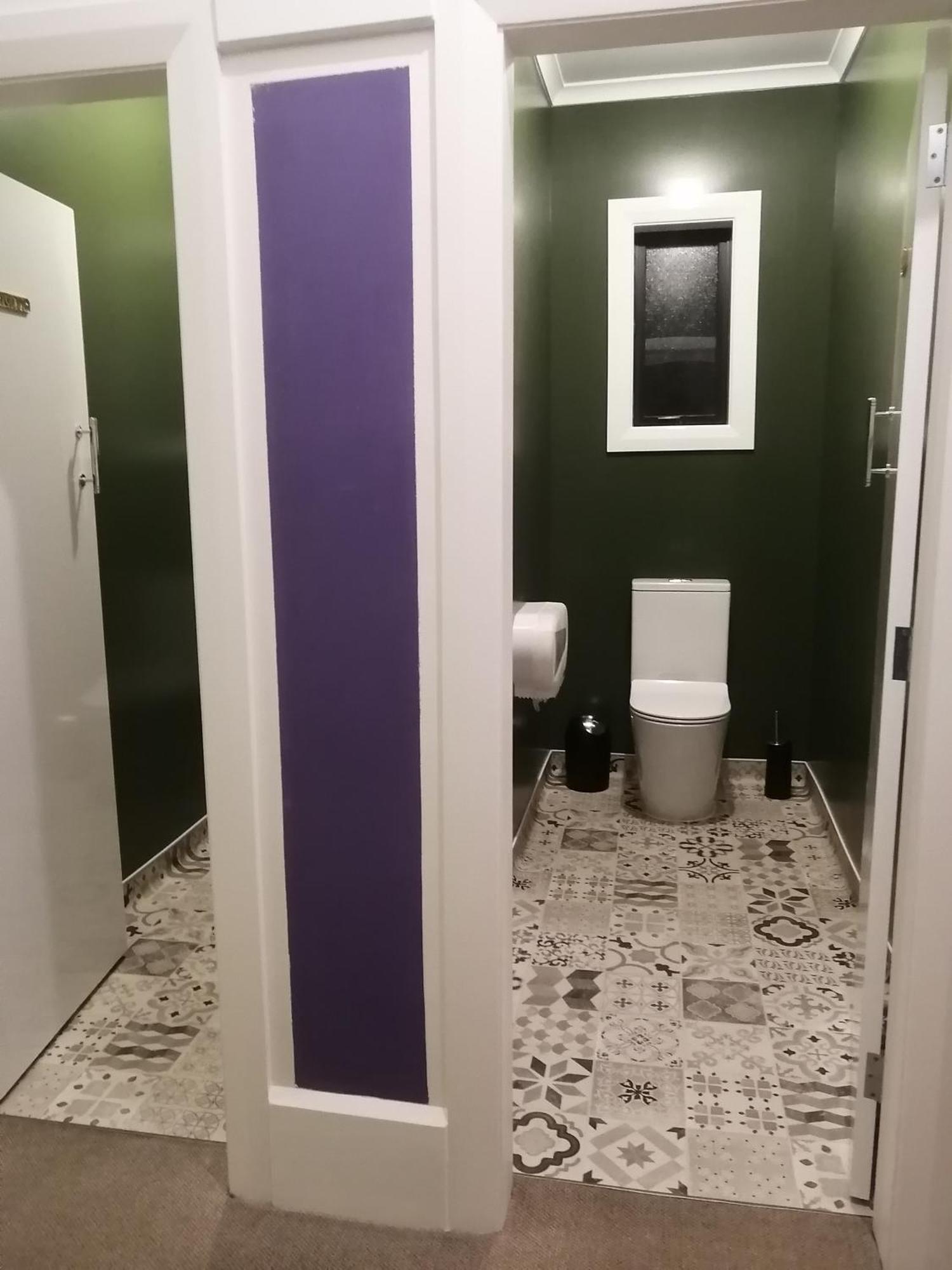 The Duke Hostel เกรย์เมาท์ ภายนอก รูปภาพ A toilet in a private stall