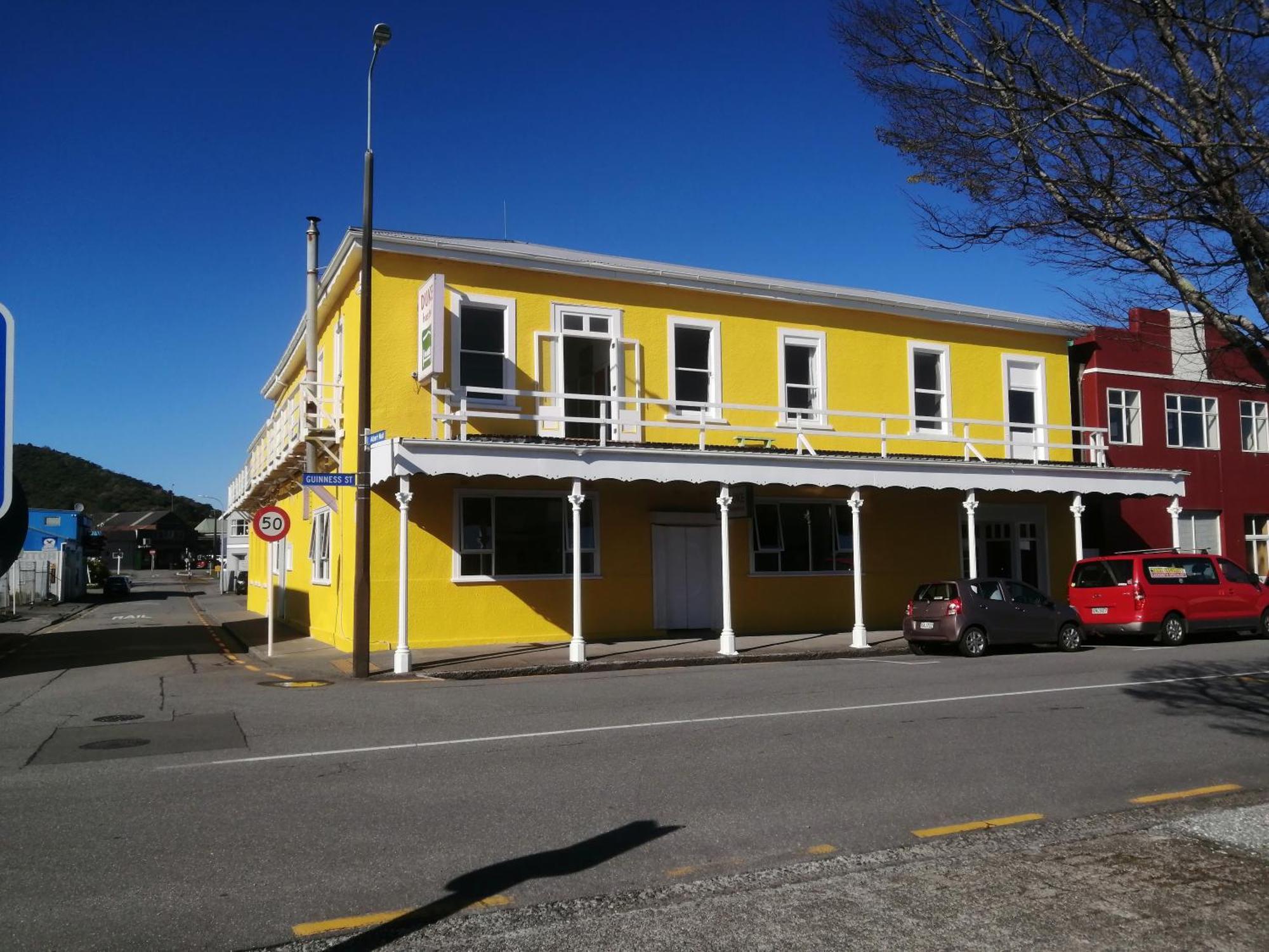 The Duke Hostel เกรย์เมาท์ ภายนอก รูปภาพ The former Bank of New Zealand building in 2013