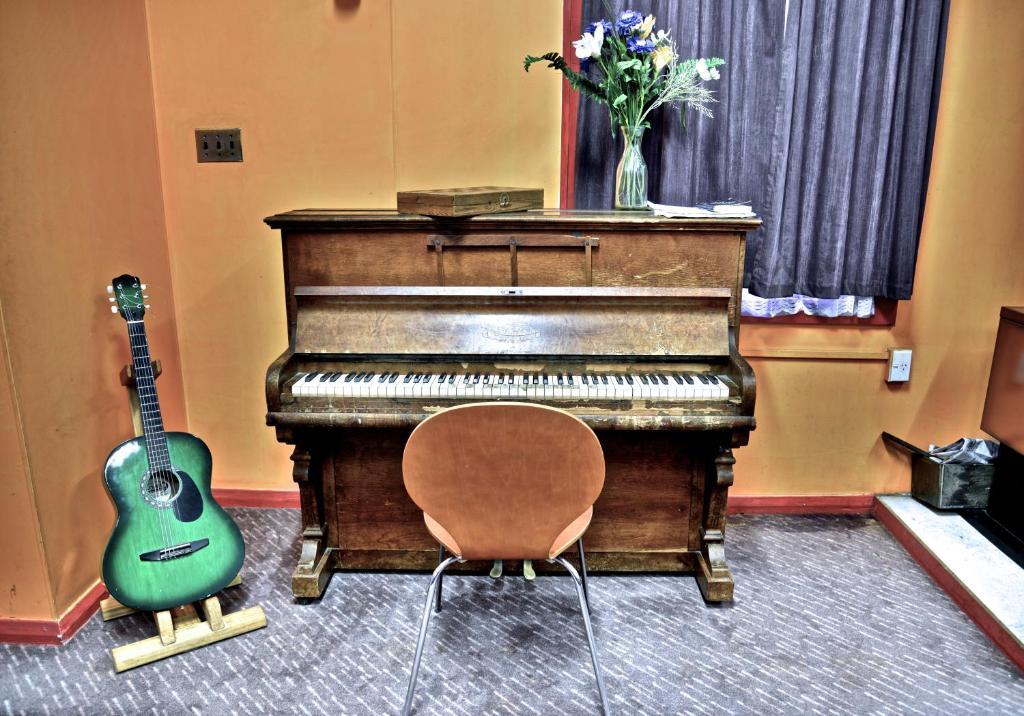 The Duke Hostel เกรย์เมาท์ ภายนอก รูปภาพ The piano in the studio