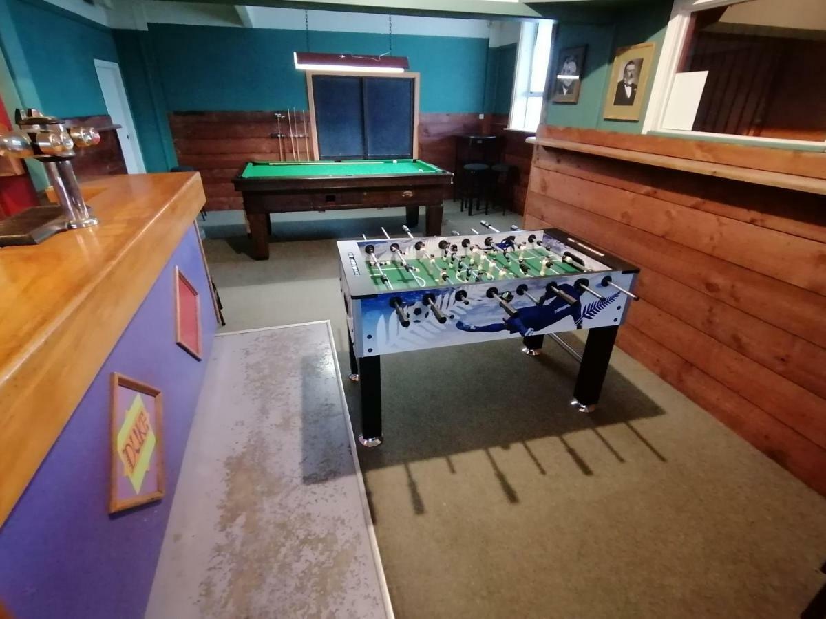 The Duke Hostel เกรย์เมาท์ ภายนอก รูปภาพ The games room at the station